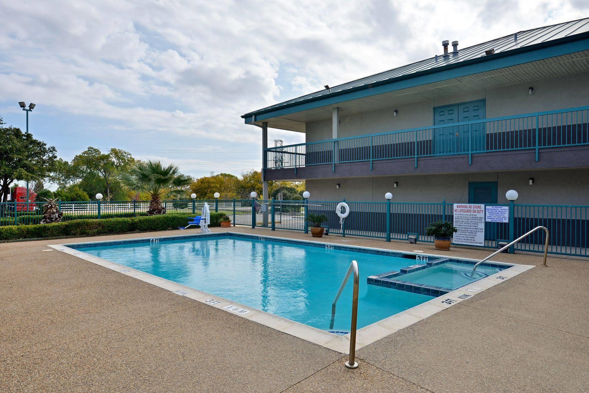 Americas Best Value Inn Fort Worth Exterior photo